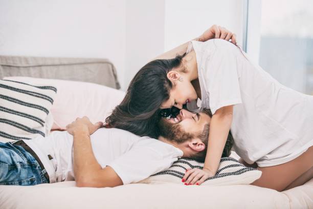 un jeune couple épanoui